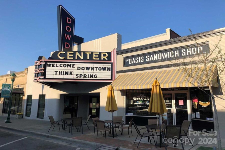 close proximity to entertainment and resturants in downtown Monroe