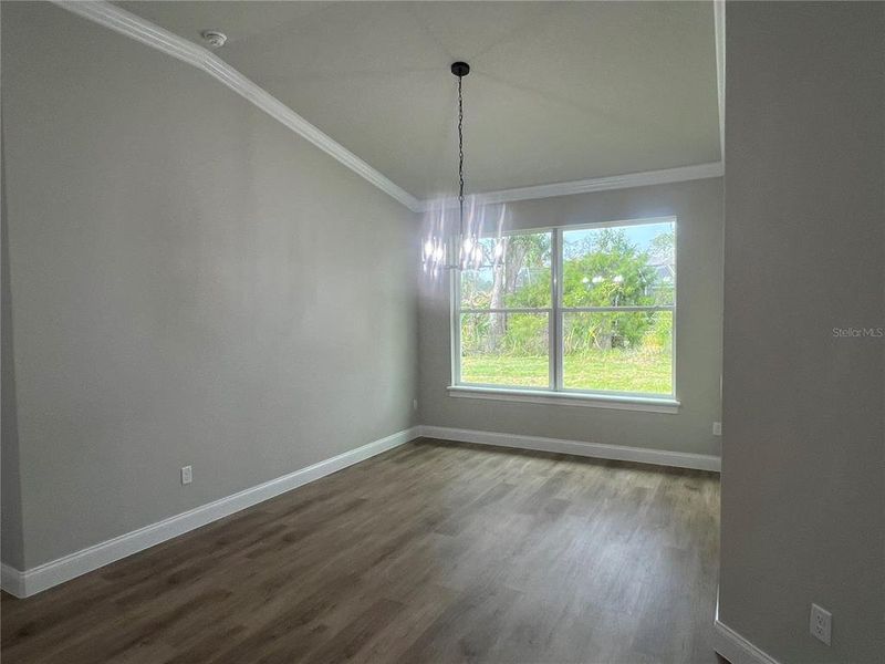 DINING ROOM LARGE WINDOWS!