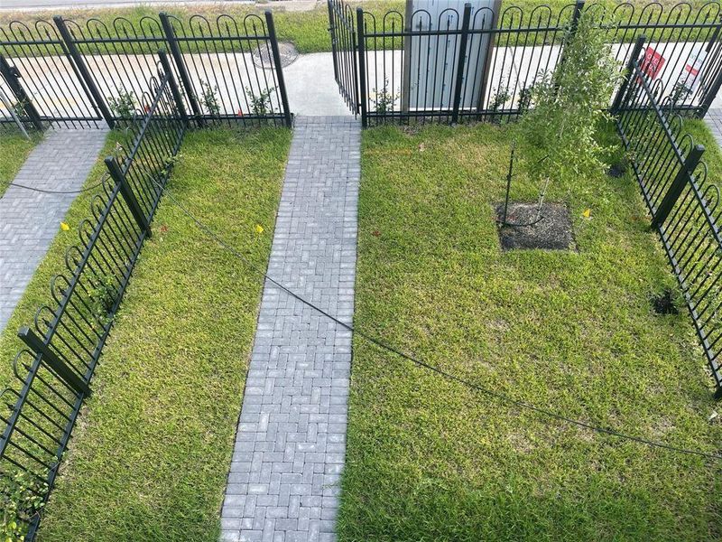 20ft x 25ft fenced front yard