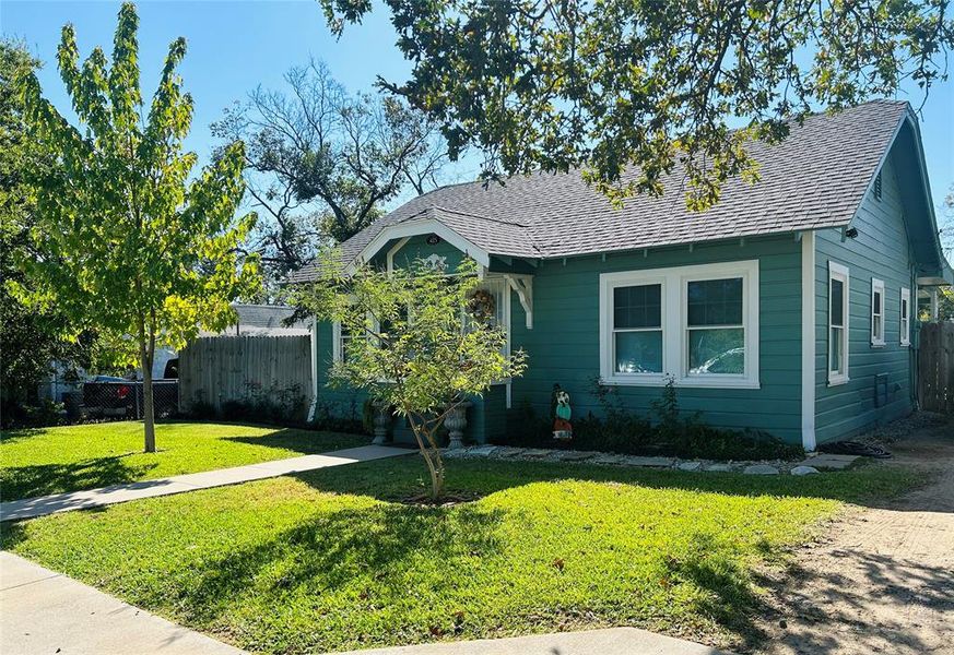 View of front facade featuring a front yard