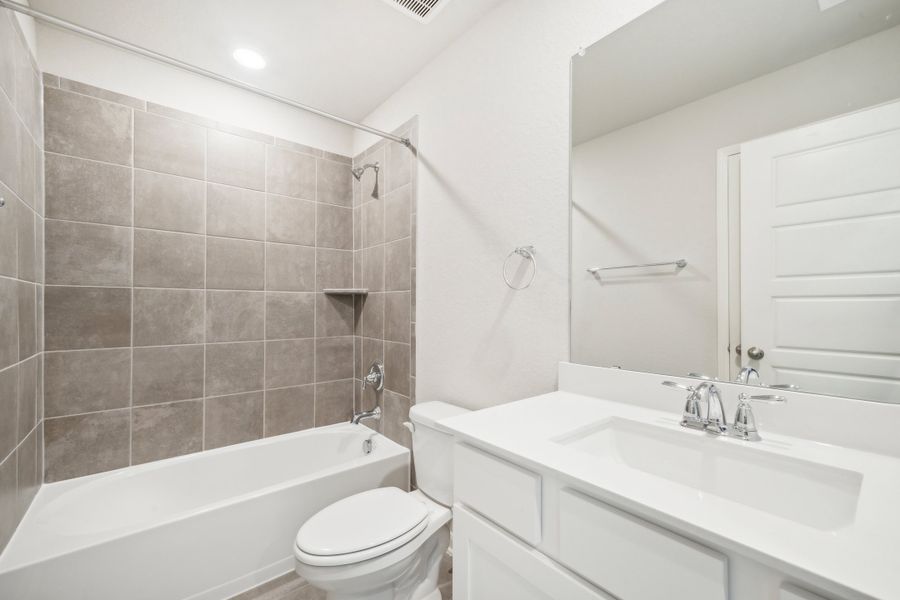 Guest bathroom in the Fitzhugh floorplan in a Meritage Homes community.