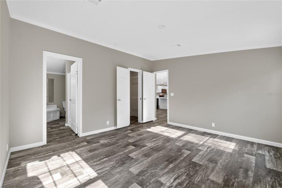 Primary Bedroom w/ Ensuite Bathroom and Walk-In Closet