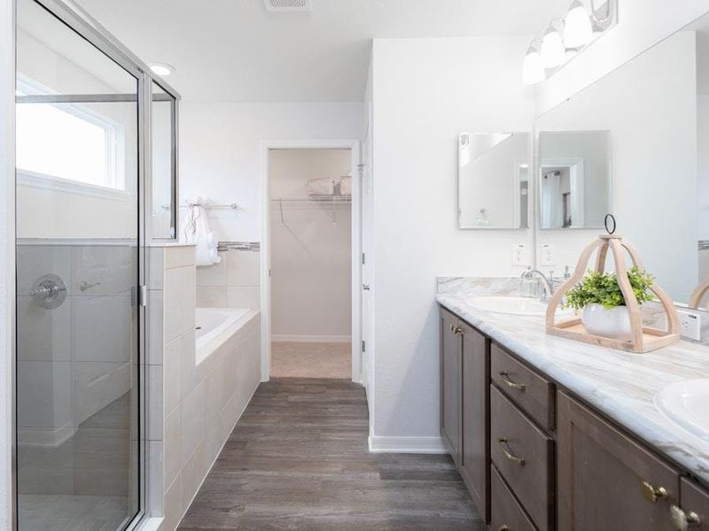 Enjoy having a private en-suite owner`s bath with dual vanities and walk-in wardrobe - Wesley ll home plan by Highland Homes