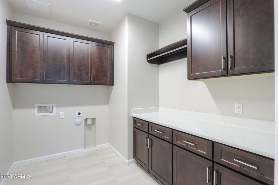 Laundry room w/cabinets