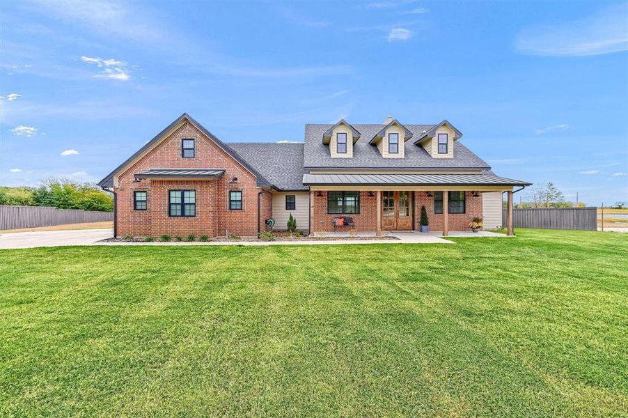 Cape cod house with a front yard