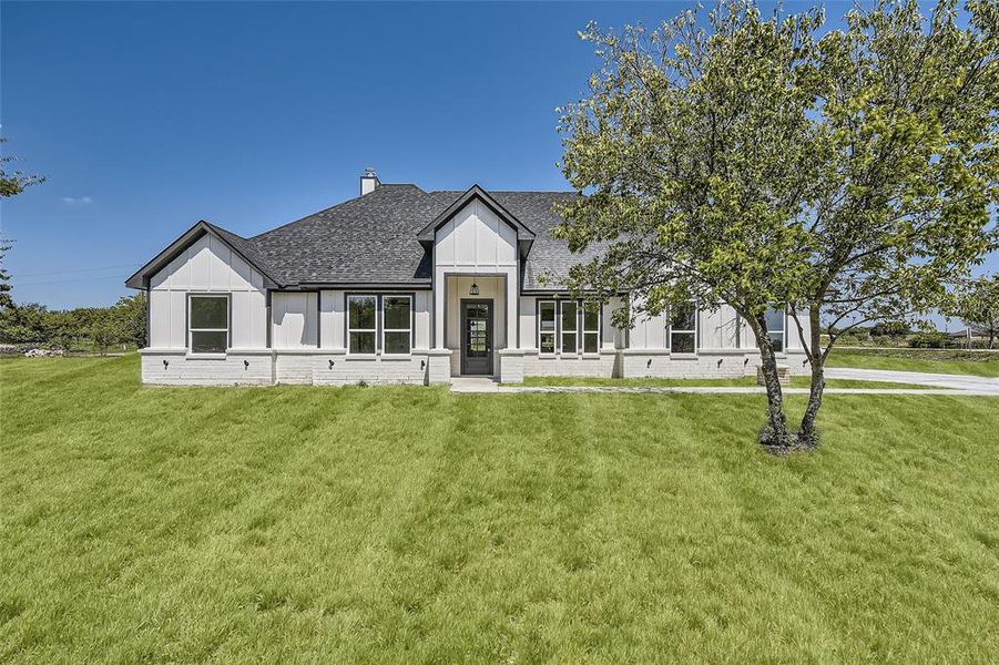 View of front of property featuring a front lawn