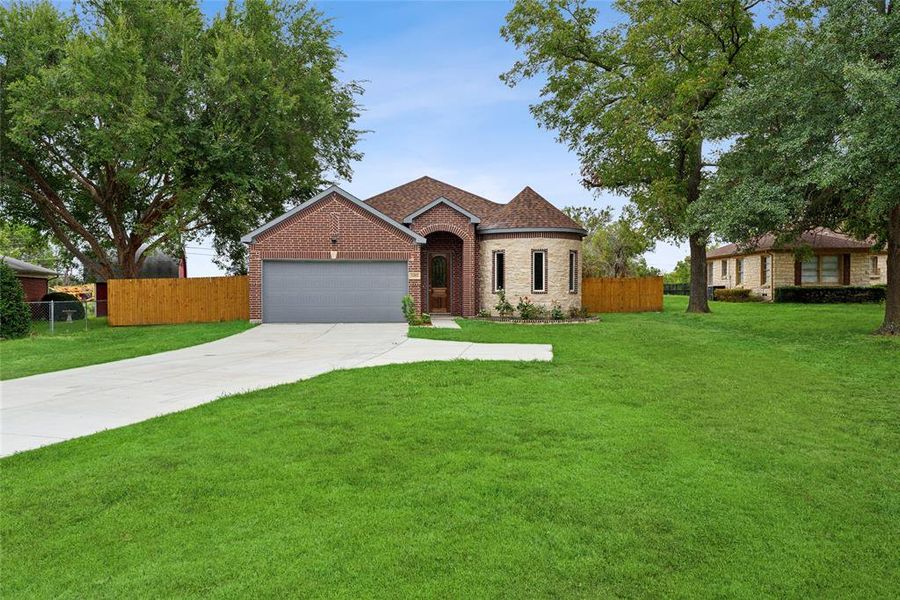 View of front facade with a garage and a front yard