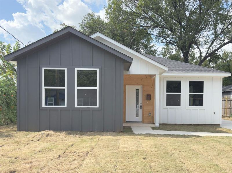 View of front facade featuring a front lawn