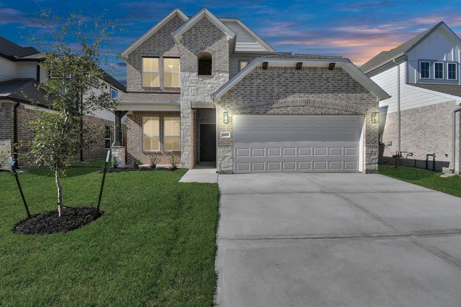 Welcome home to 11915 Velvet Maple Lane located in Champions Oak and zoned to Klein ISD.