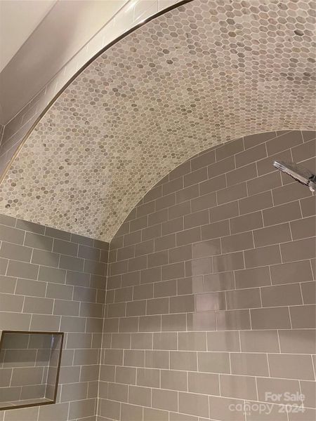 Beautiful Arched Tile Detail above bathtub