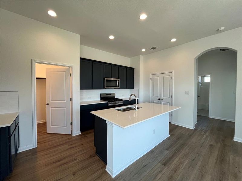 42" cabinets with crown molding. Quartz countertops