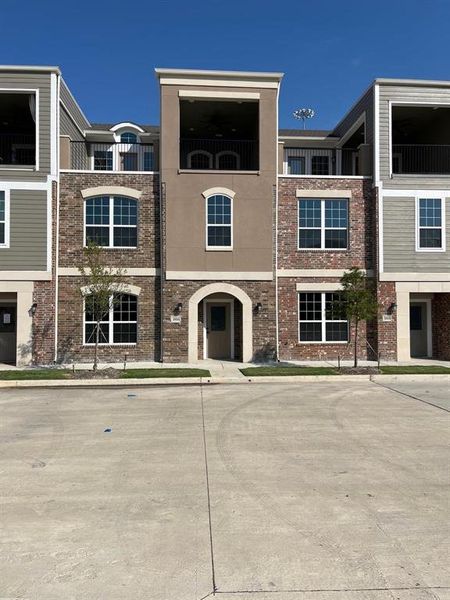 View of front facade featuring a balcony (stock photos of the model, colors may vary)