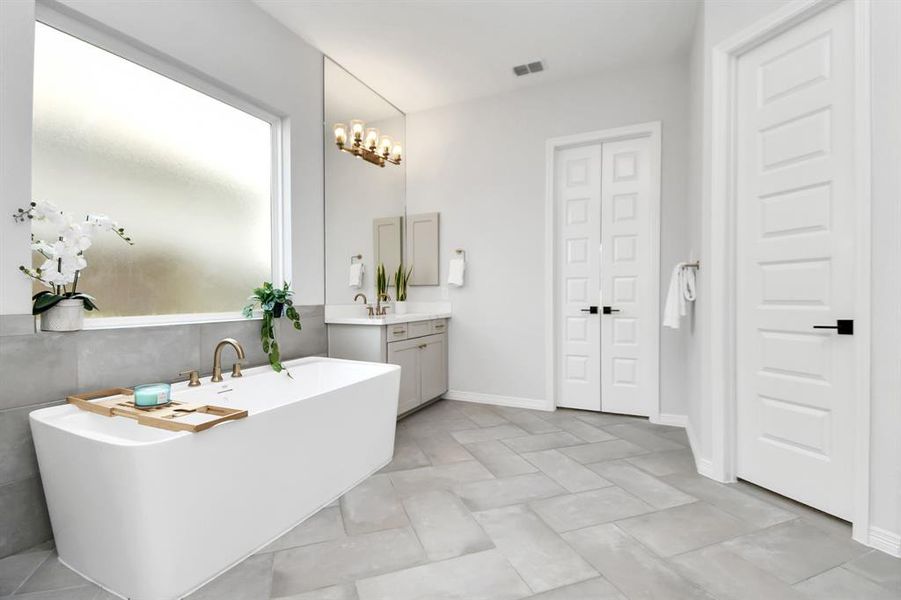 Take your time relaxing in this largesoaking tub appropriately placed bythe large window. Get the spa feelingwithout ever leaving your beautifulhome.