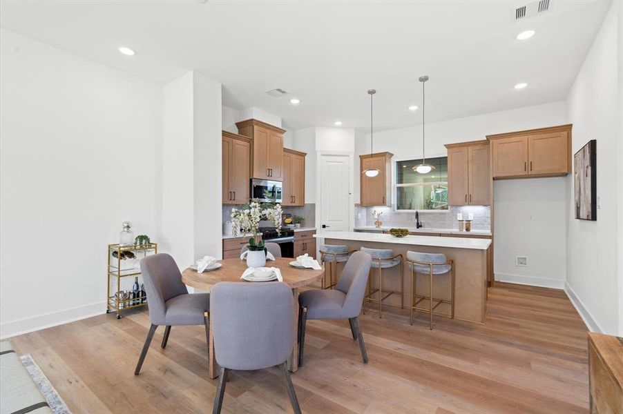 Lovely dining/breakfast nook.