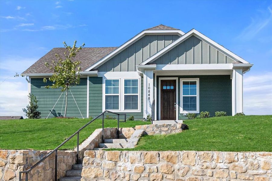 View of front facade featuring a front yard