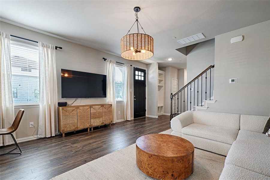 Living Room with easy-maintenance, wood-look laminate flooring