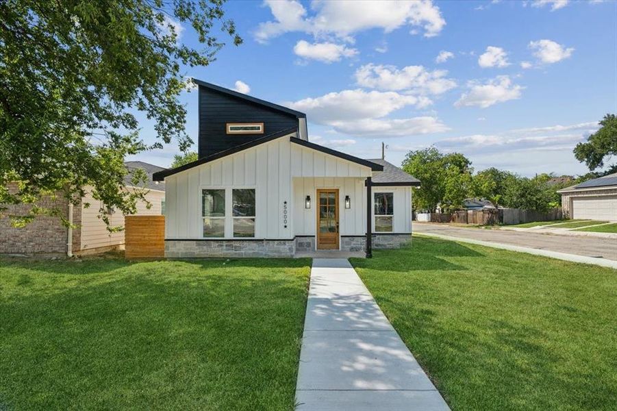 Modern farmhouse with a front lawn