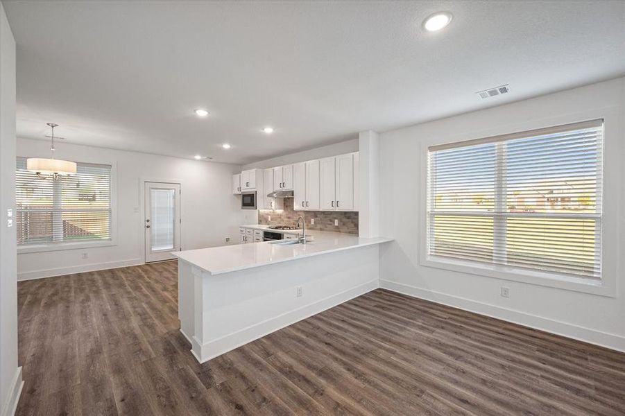 Kitchen with breakfast bar