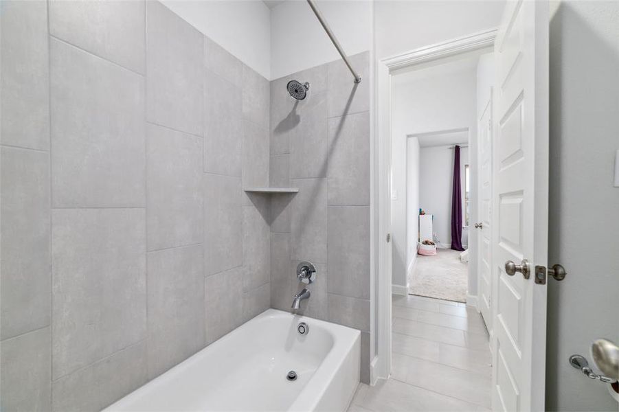 The shower bathtub combo in the connecting bathroom.