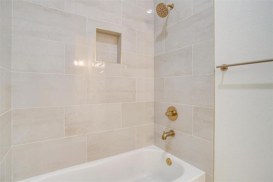 Bathroom with tiled shower / bath combo