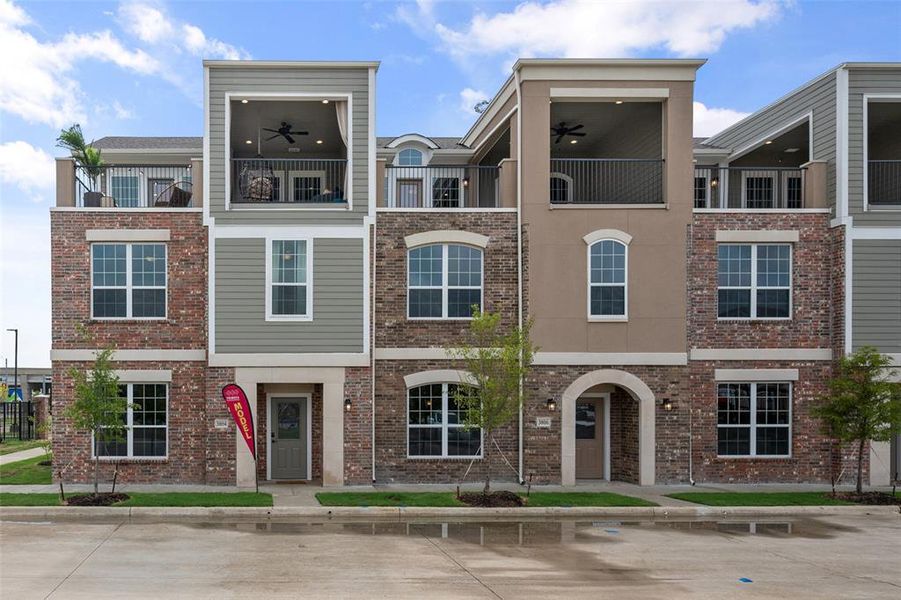 View of front facade featuring a balcony (stock photos of the model, colors may vary)