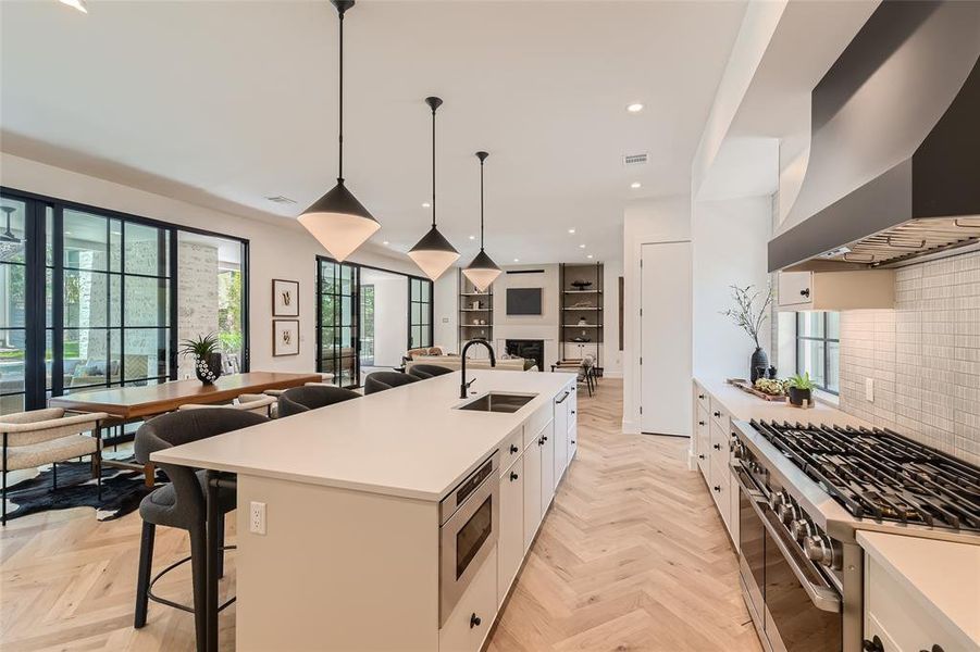 The luxurious kitchen was designed to bring loved ones together. This is where family bonds are strengthened, where each day offers a new adventure.