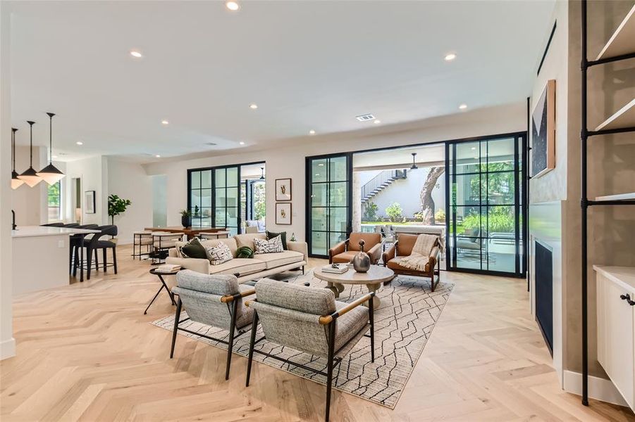 With high-end finishes throughout, a breathtaking swimming pool, and an exquisite outdoor kitchen, this is your invitation to elevate your life in the heart of Austin.