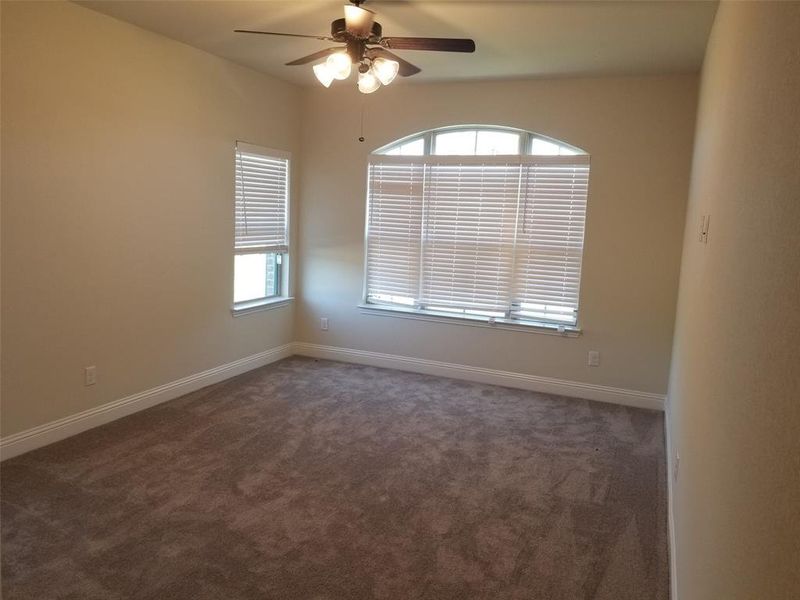 2nd master bedroom downstairs with ensuite bathroom could also make a great office media room.