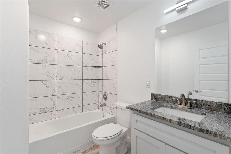 2nd bathroom with combo shower/tub, single vanity.