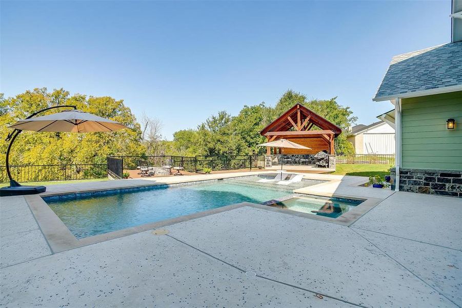 Gorgeous pool overlooking Bear Creek.