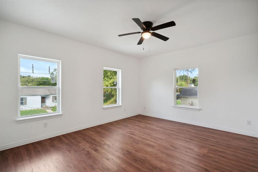 Unfurnished room with dark hardwood / wood-style floors and ceiling fan