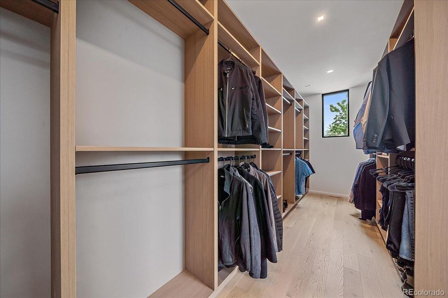 Fully customizable walk-through closet