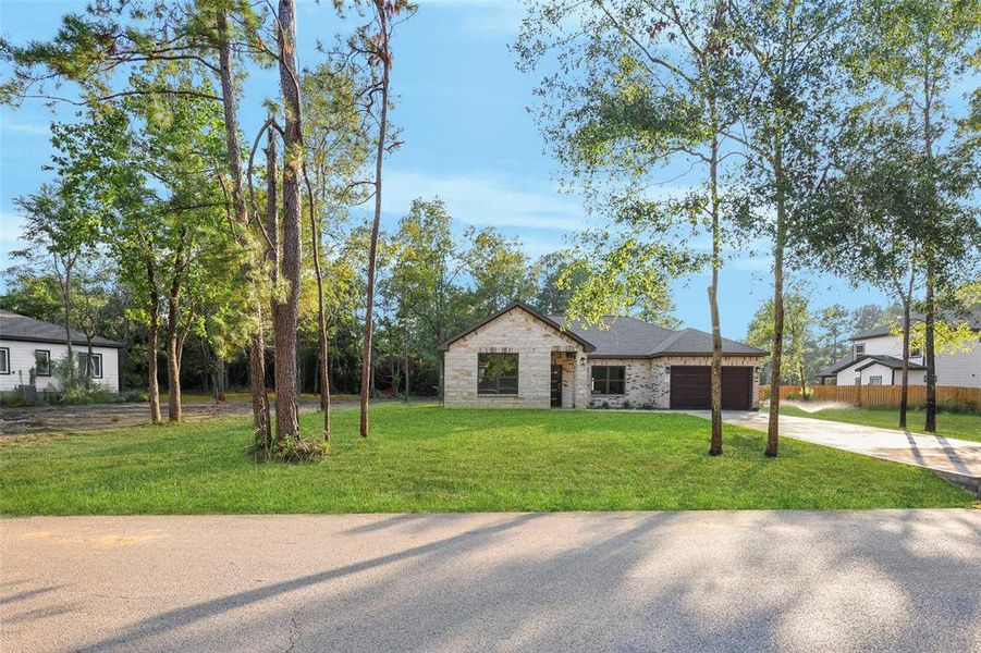 This single story home has sprinkler system and the option for second driveway.