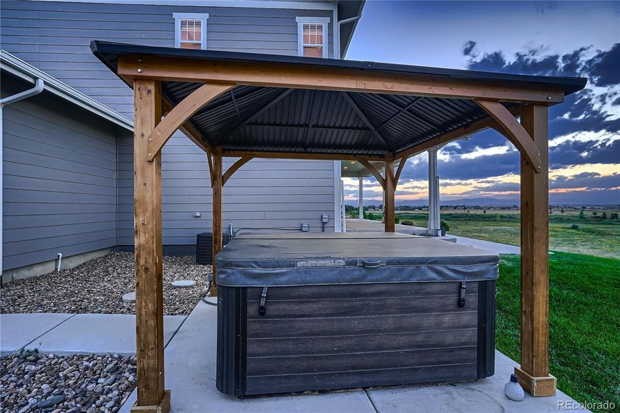 Hot Tub, Outstanding Views.