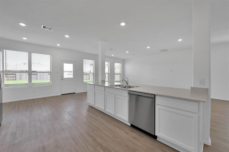 The long quartz kitchen island offers tons of additional counter space, plenty of room for bar stools for additional seating and perfect for entertaining