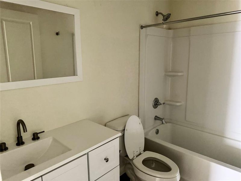 Modern Bathroom w/ Tub-shower Combo