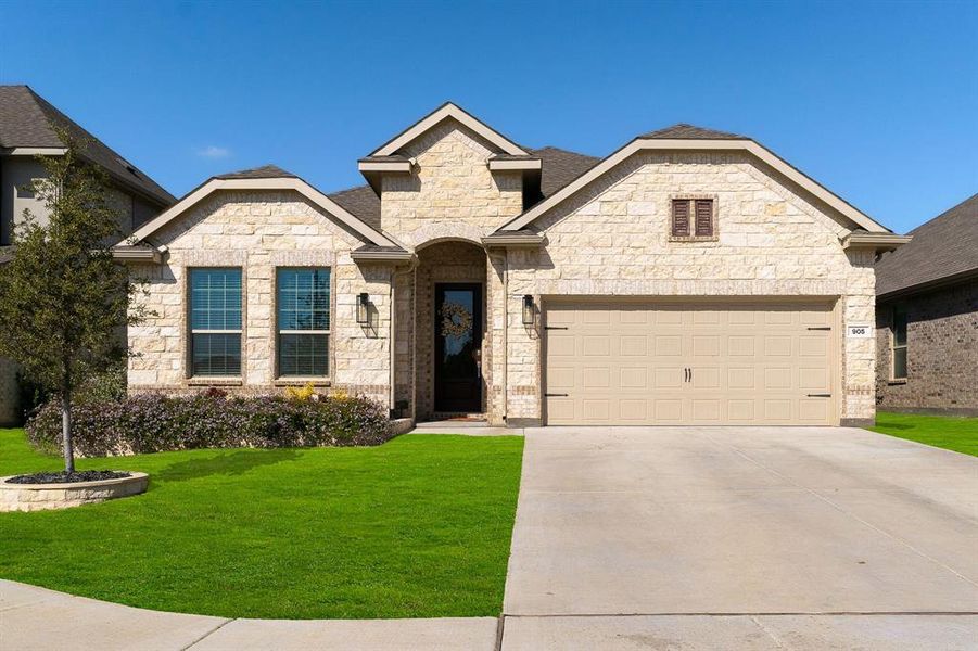 View of front of home featuring a front yard