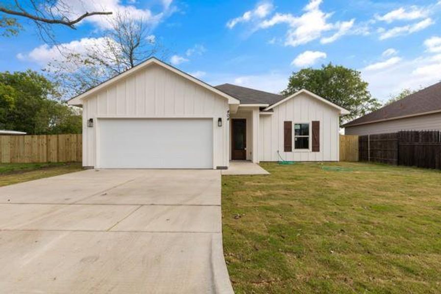 New construction Single-Family house 404 Erie Street, Cleburne, TX 76031 - photo
