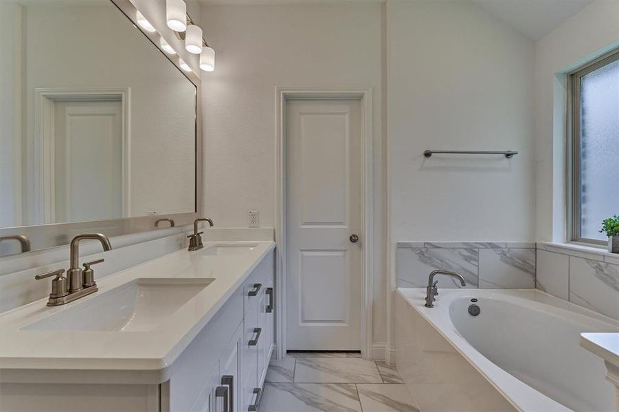 Dual sinks, garden tub w privacy glass