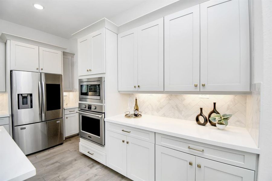 The kitchen has a sleek design,keeping the kitchen simple andclassy it offers a great canvas for thenext owner to add their personaltouch on this luxury home.