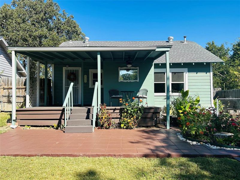 View of front facade with covered porch and ceiling fan