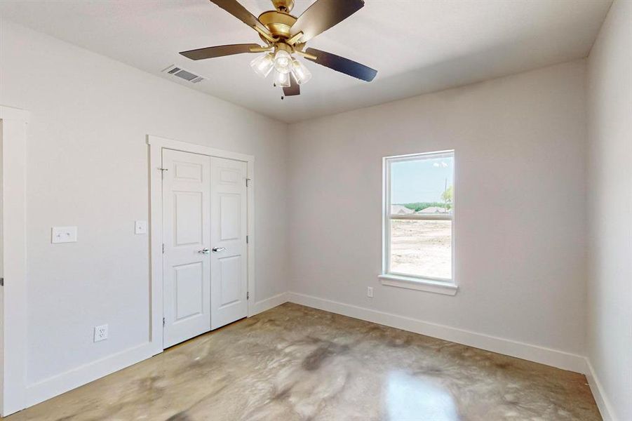 Empty room with concrete flooring and ceiling fan
