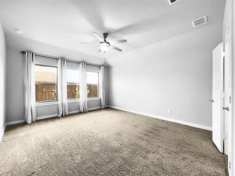 Unfurnished room featuring light carpet and ceiling fan