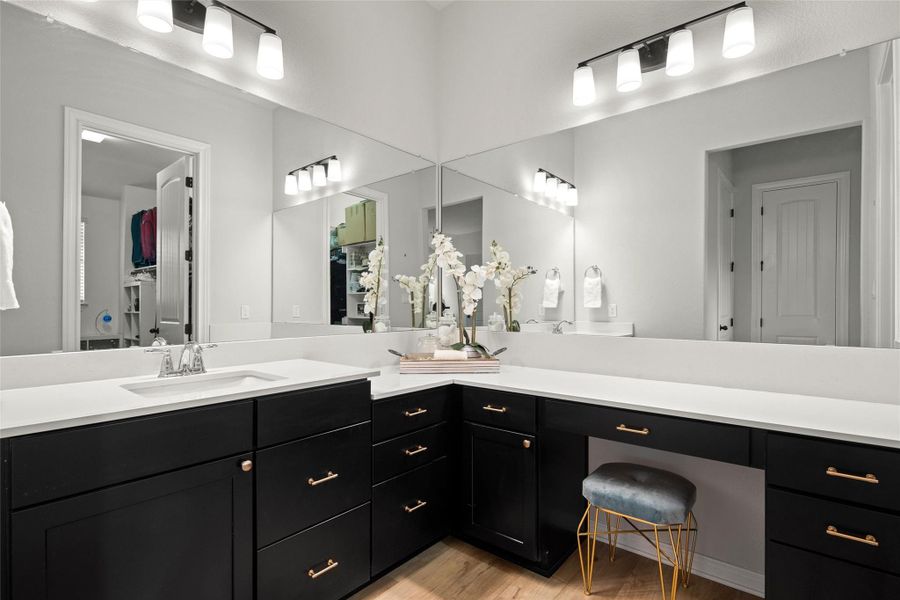 Double vanities are accelerated in this bathrooms