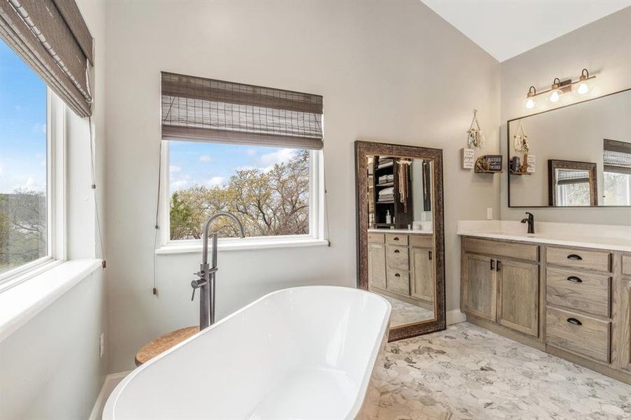 Relax in the Soaker Tub Overlooking the Lake!