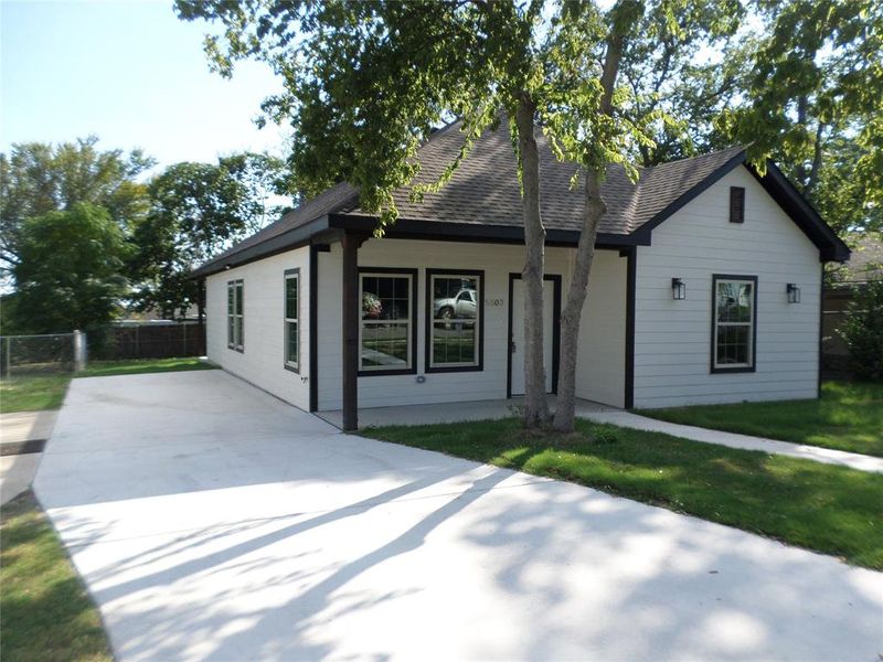 View of front of home featuring a front yard