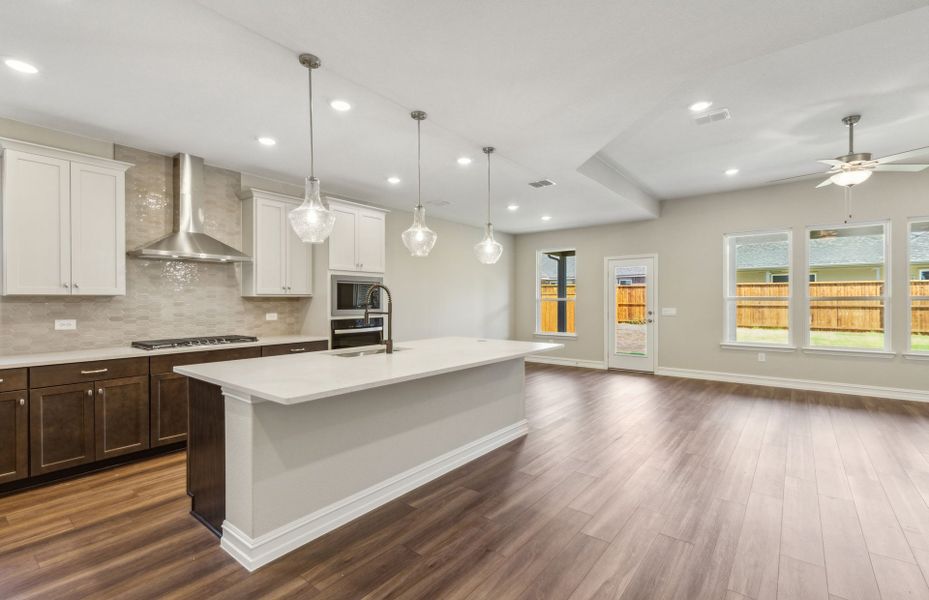 Sunlit kitchen, perfect for entertaining