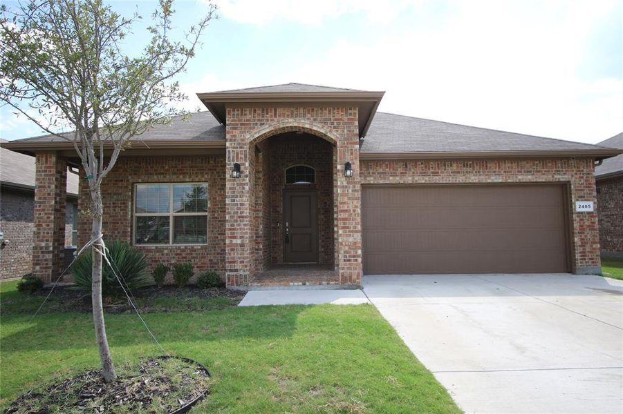 Welcome to 2405 Moon Ranch in Weatherford, Texas. This stunning, modern home boasts 4 bedrooms and is in meticulous condition.