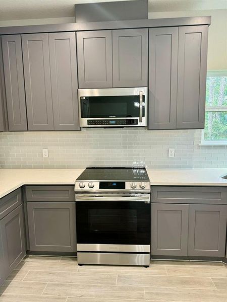 Black/stainless appliances