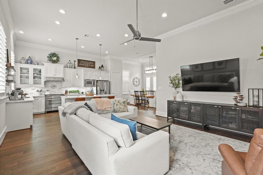 Fantastic open layout between the living room, kitchen, and dining space!